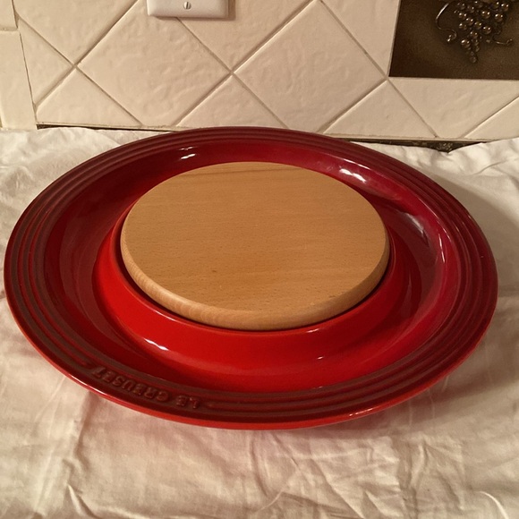 NWOB Le Creuset Cheese Platter with cutting board - Picture 4 of 11